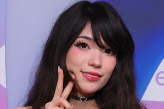 The streamer Emiru gives the peace sign to camera.